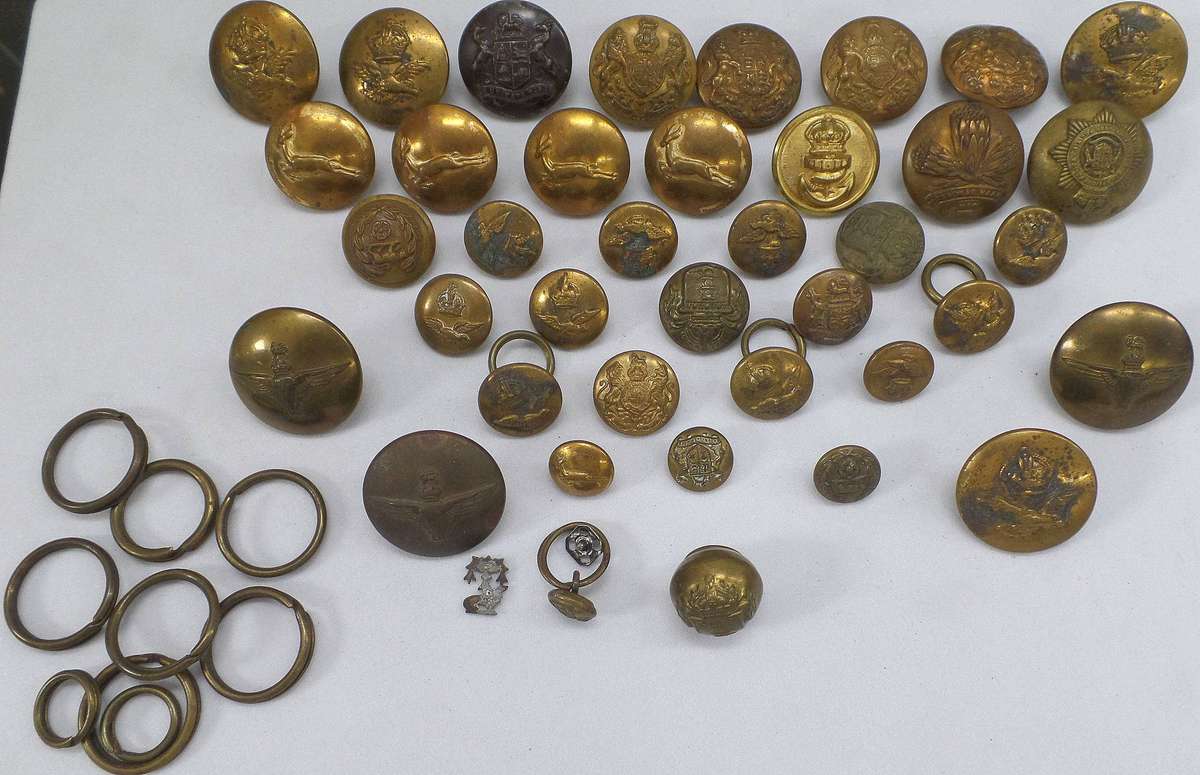 *R1 Start* Large lot of various military buttons