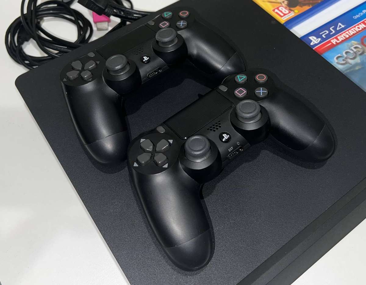 PlayStation 4 Slim - 1TB + 2 Controllers + 2 Games