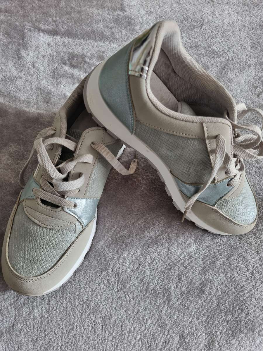Butterfly Feet sneakers size 4