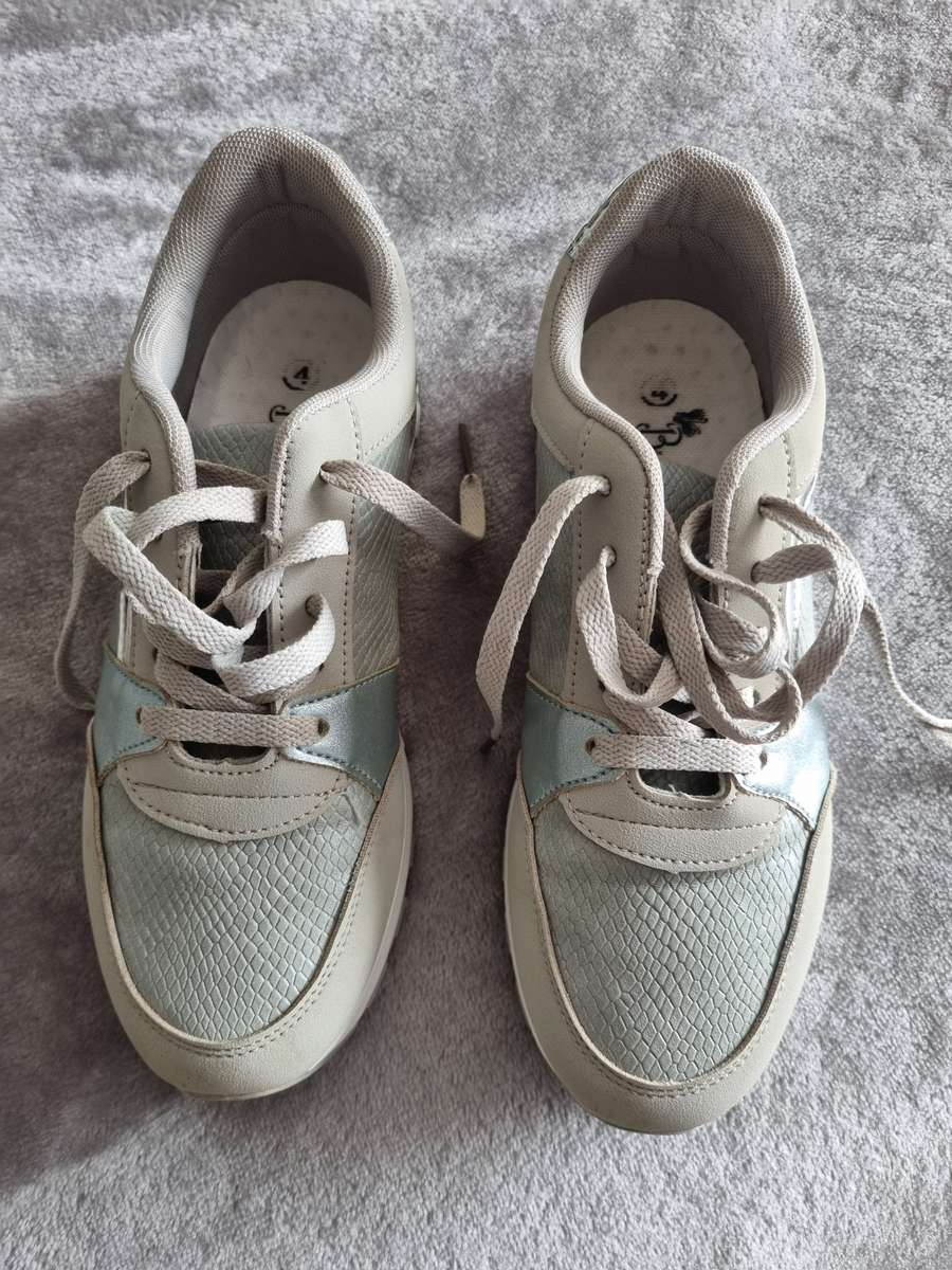 Butterfly Feet sneakers size 4