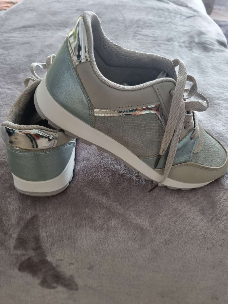 Butterfly Feet sneakers size 4