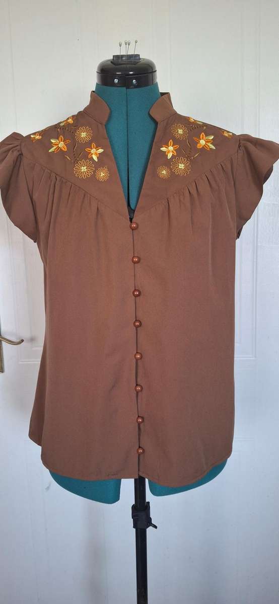 Stunning ladies shirt size med