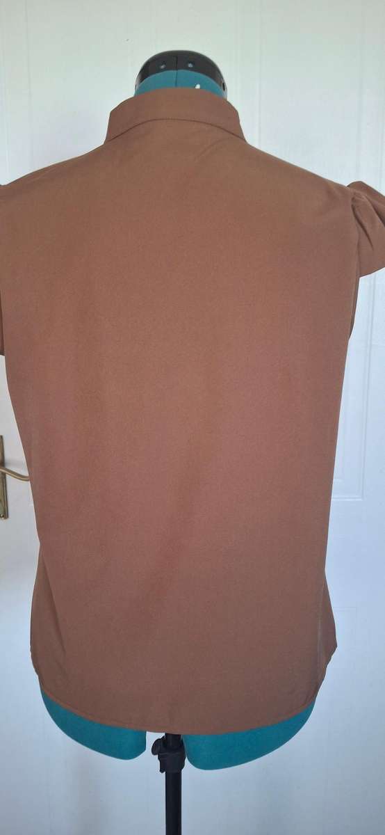 Stunning ladies shirt size med