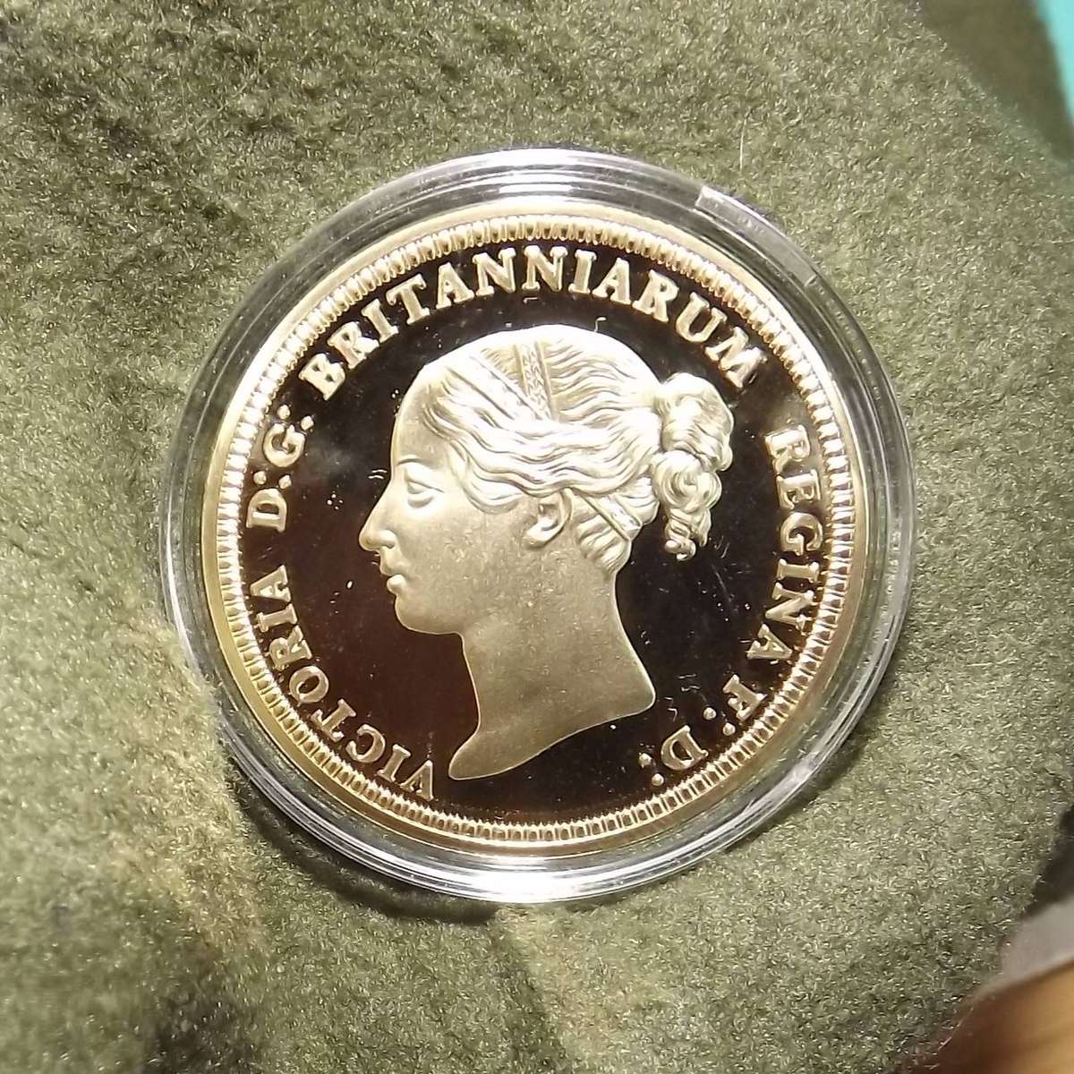 1839 1-Oz Deep Cameo Proof  Queen Victoria UNA 24 Kt gold-plated Restrike