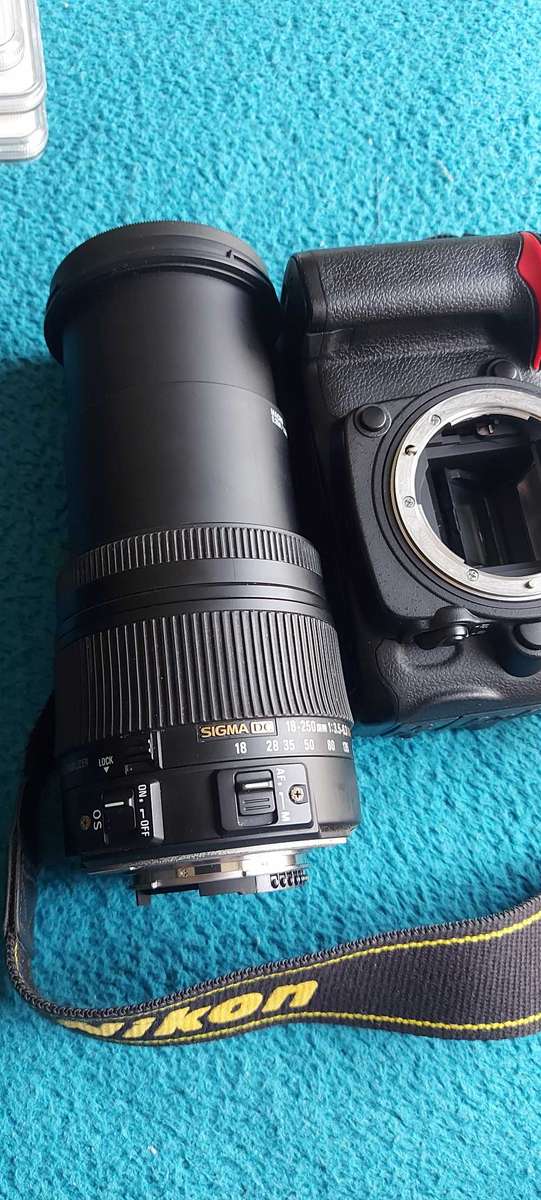 Nikon Camera D7000 with Sigma lens, Bag and accessories