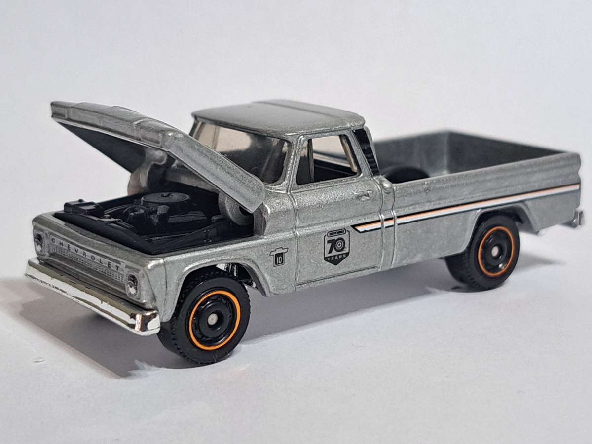 Matchbox '64 Chevy C10 - 70 Years Anniversary - Opening Bonnet