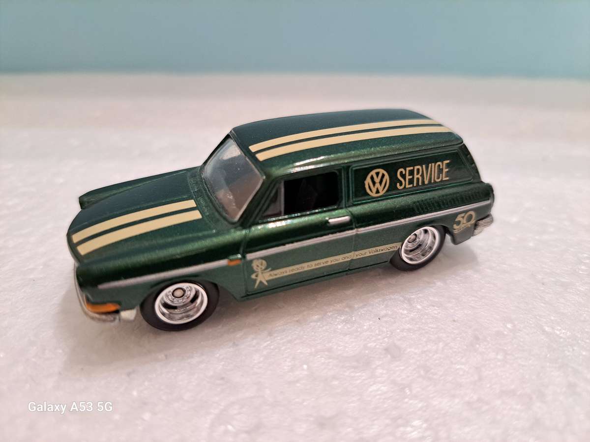 Hotwheels Custom '69 Volkswagen Squareback with Real Riders
