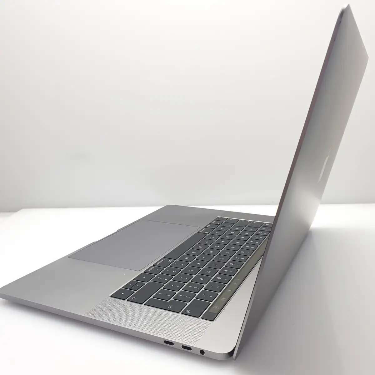 MacBook Pro 15-Inch Core i7 2.2 GHz | 6-Core |  (TouchBar, 2018) 16GB RAM 256GB SSD | macOS Sonoma