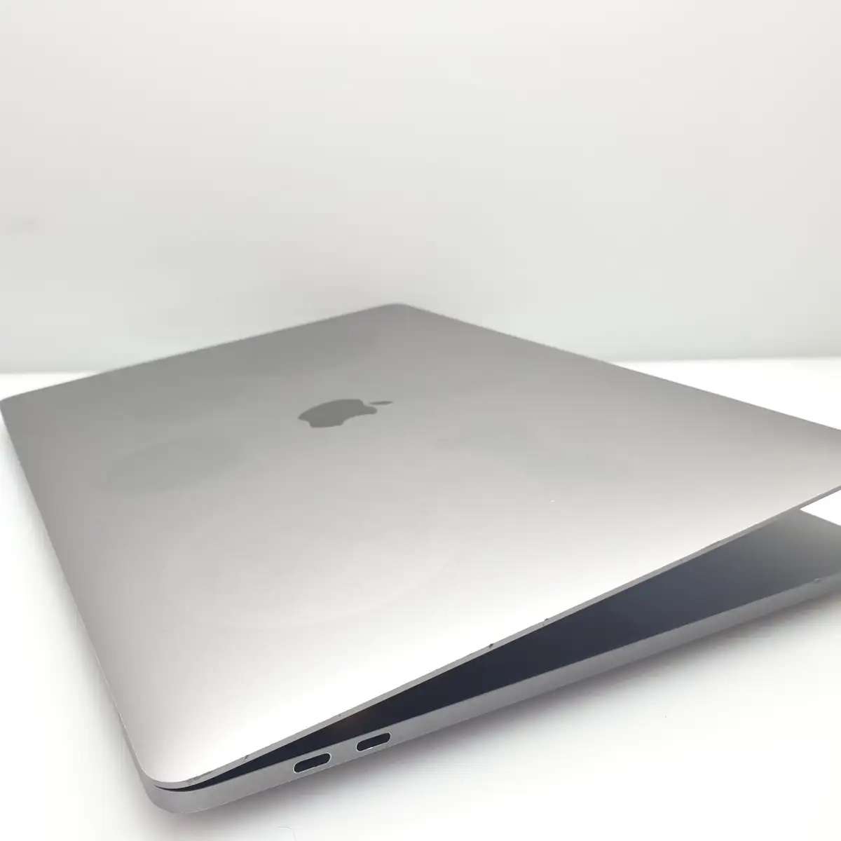 MacBook Pro 15-Inch Core i7 2.2 GHz | 6-Core |  (TouchBar, 2018) 16GB RAM 256GB SSD | macOS Sonoma