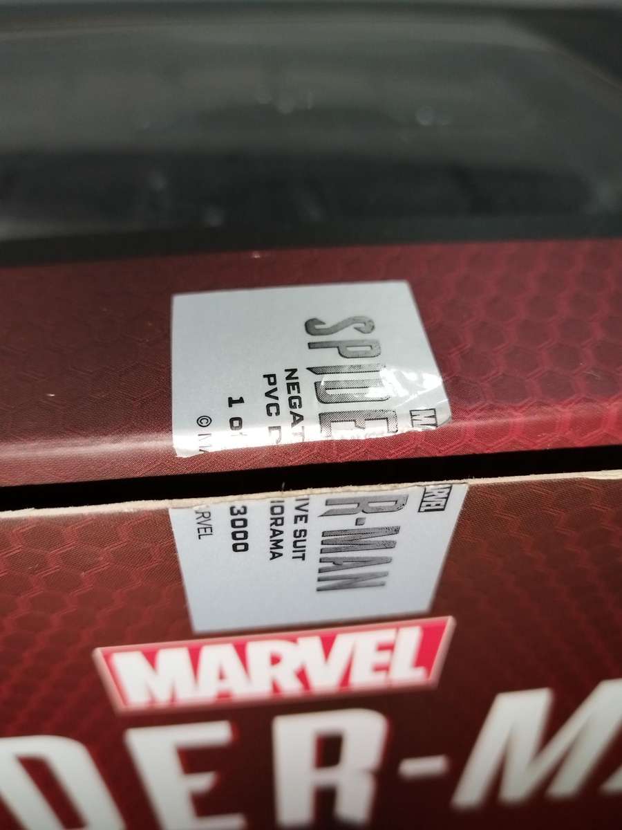 DIAMOND SELECT Marvel Gallery: Spider-Man (Playstation 4 Negative Suit Version) PVC Figure