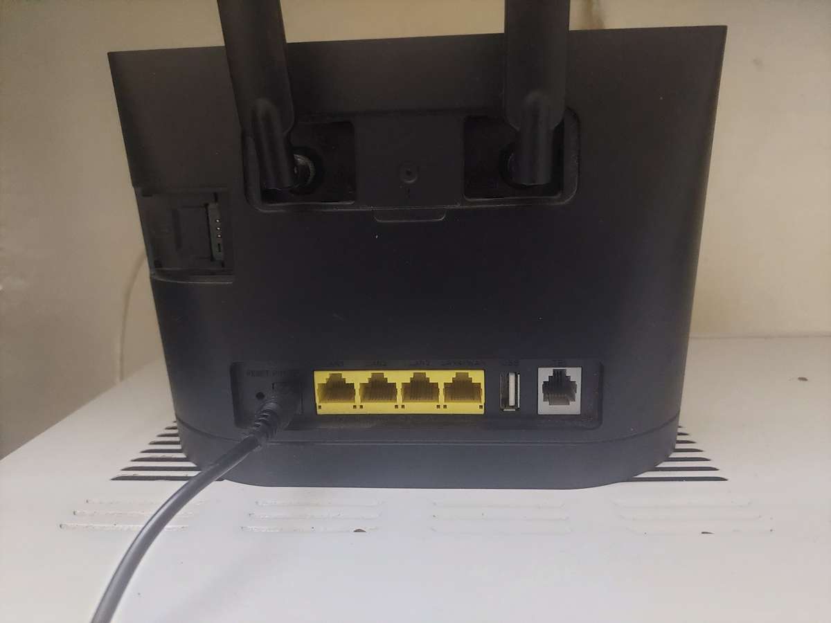 Dstv decoder + Huawei WIFI router