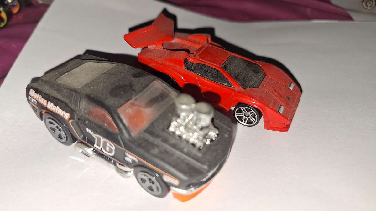 Hot Wheels Tooned - Lot of 2 - Mustang and Countach