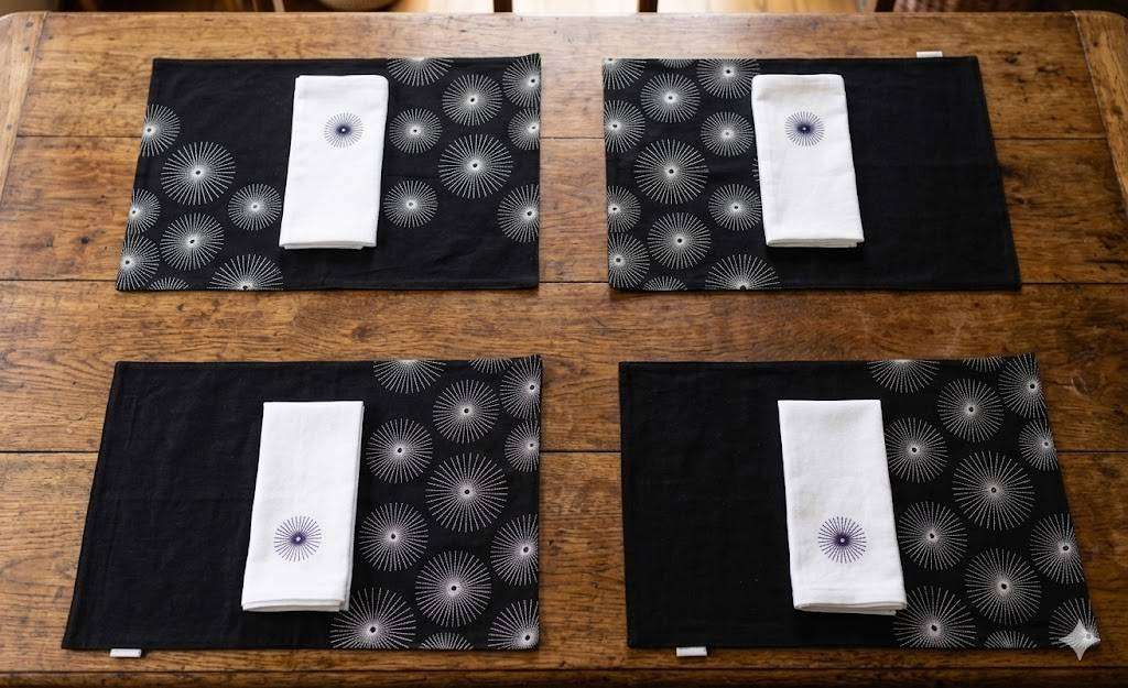 Modern Monochrome Table Set  6 Designer Placemats AND 4 Matching Napkins  100% Cotton