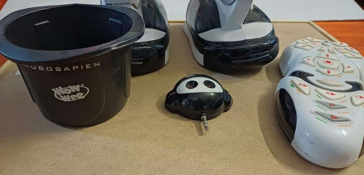 Robosapien 35cm Interactive Dancing Animated Toy Robot with Remote - Excellent condition