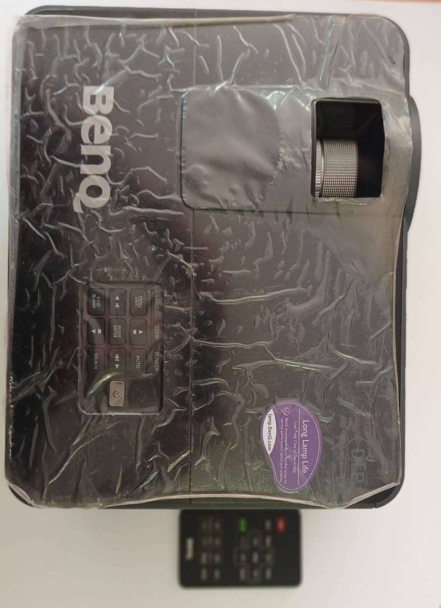 BENQ projector - Includes VGA TO hdmi CONVERTER