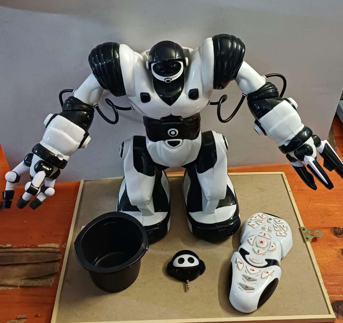 Robosapien 35cm Interactive Dancing Animated Toy Robot with Remote - Excellent condition