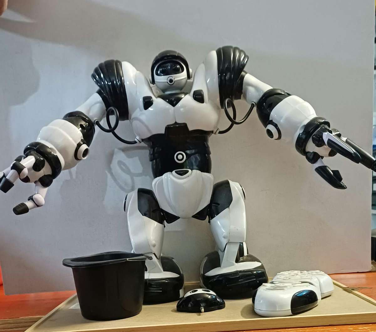 Robosapien 35cm Interactive Dancing Animated Toy Robot with Remote - Excellent condition
