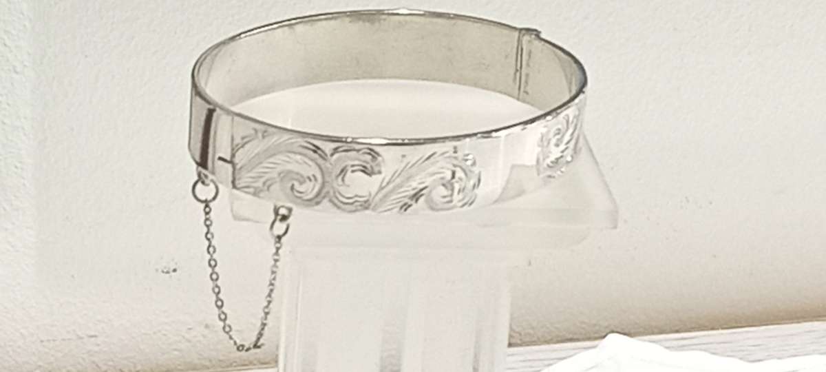 Vintage sterling silver hinged bangle