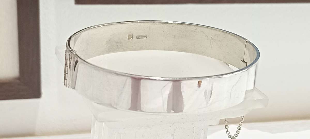 Vintage sterling silver hinged bangle