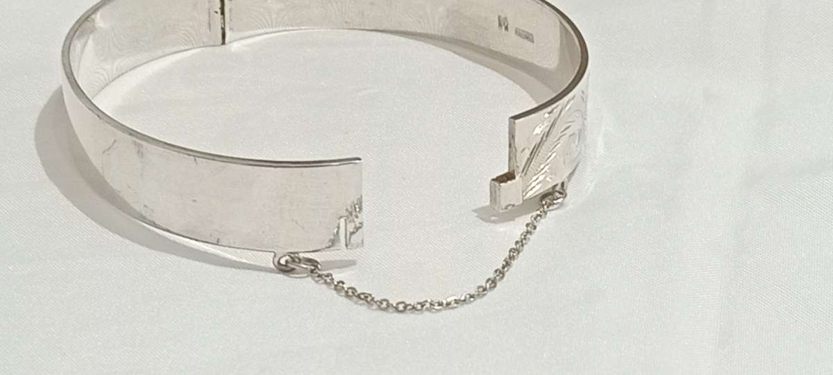 Vintage sterling silver hinged bangle