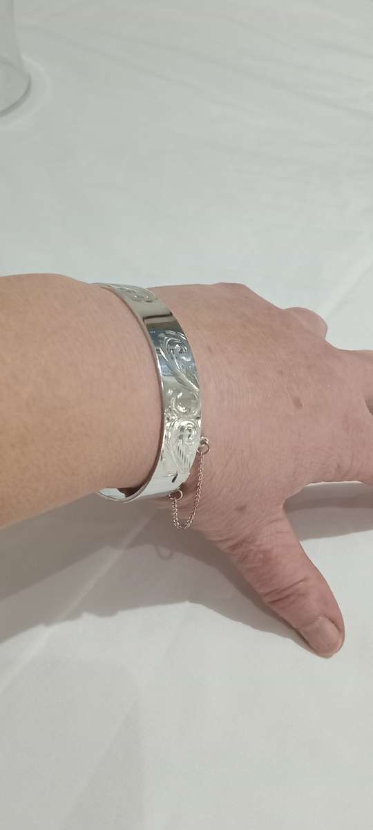 Vintage sterling silver hinged bangle