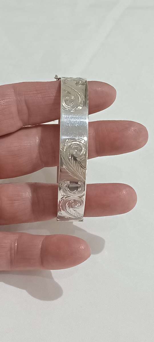 Vintage sterling silver hinged bangle