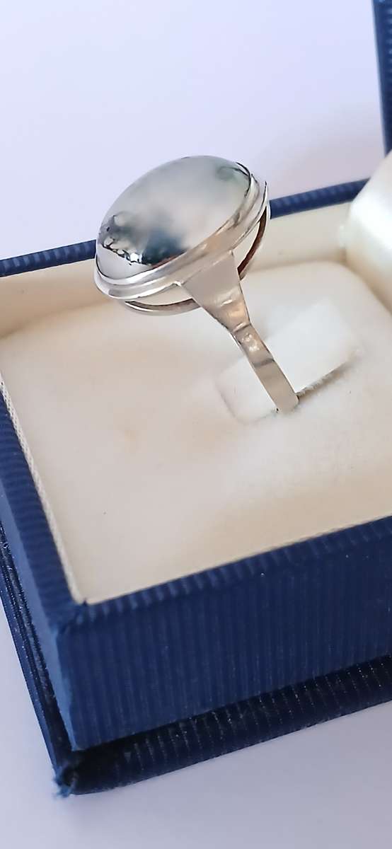 Vintage sterling silver ring with stone
