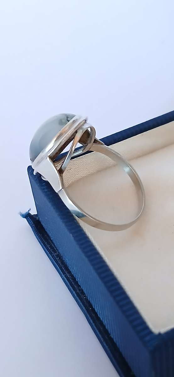 Vintage sterling silver ring with stone