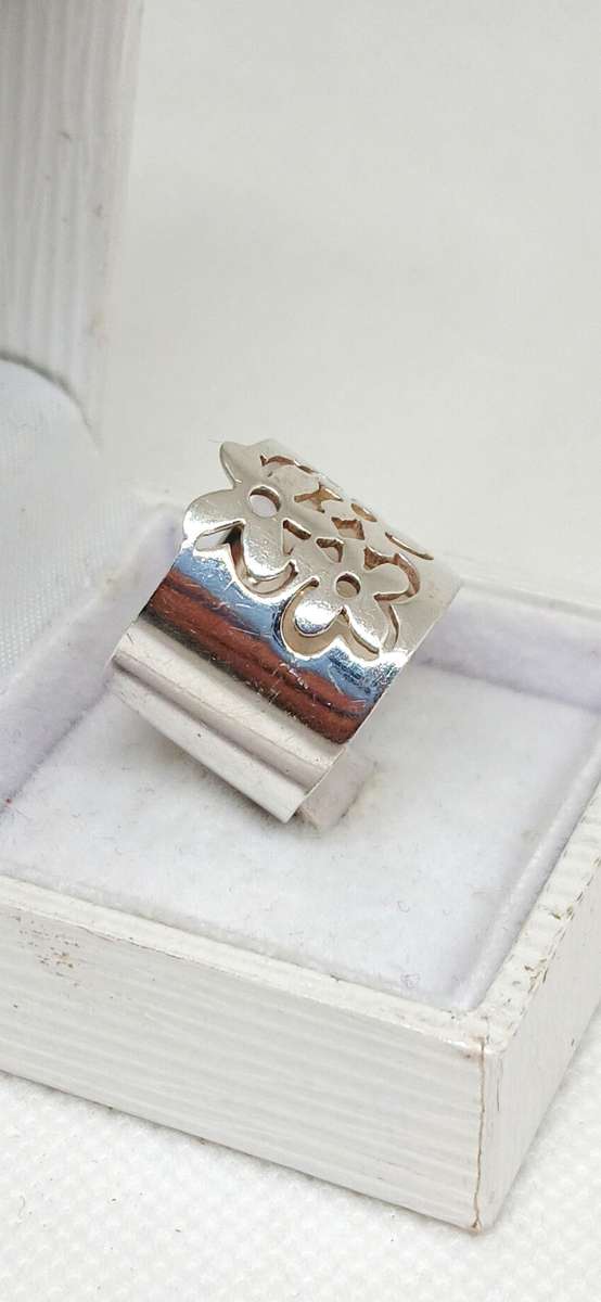 Sterling silver broad floral design ring