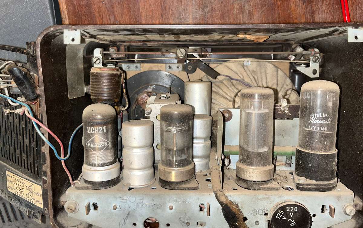 Antique PHILIPS valve radio. NOT TESTED