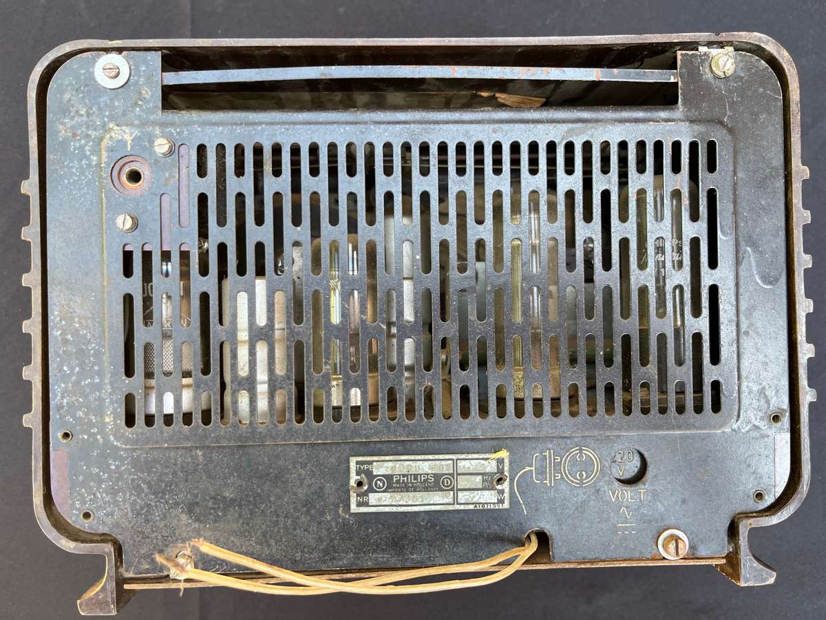 Antique PHILIPS valve radio. NOT TESTED