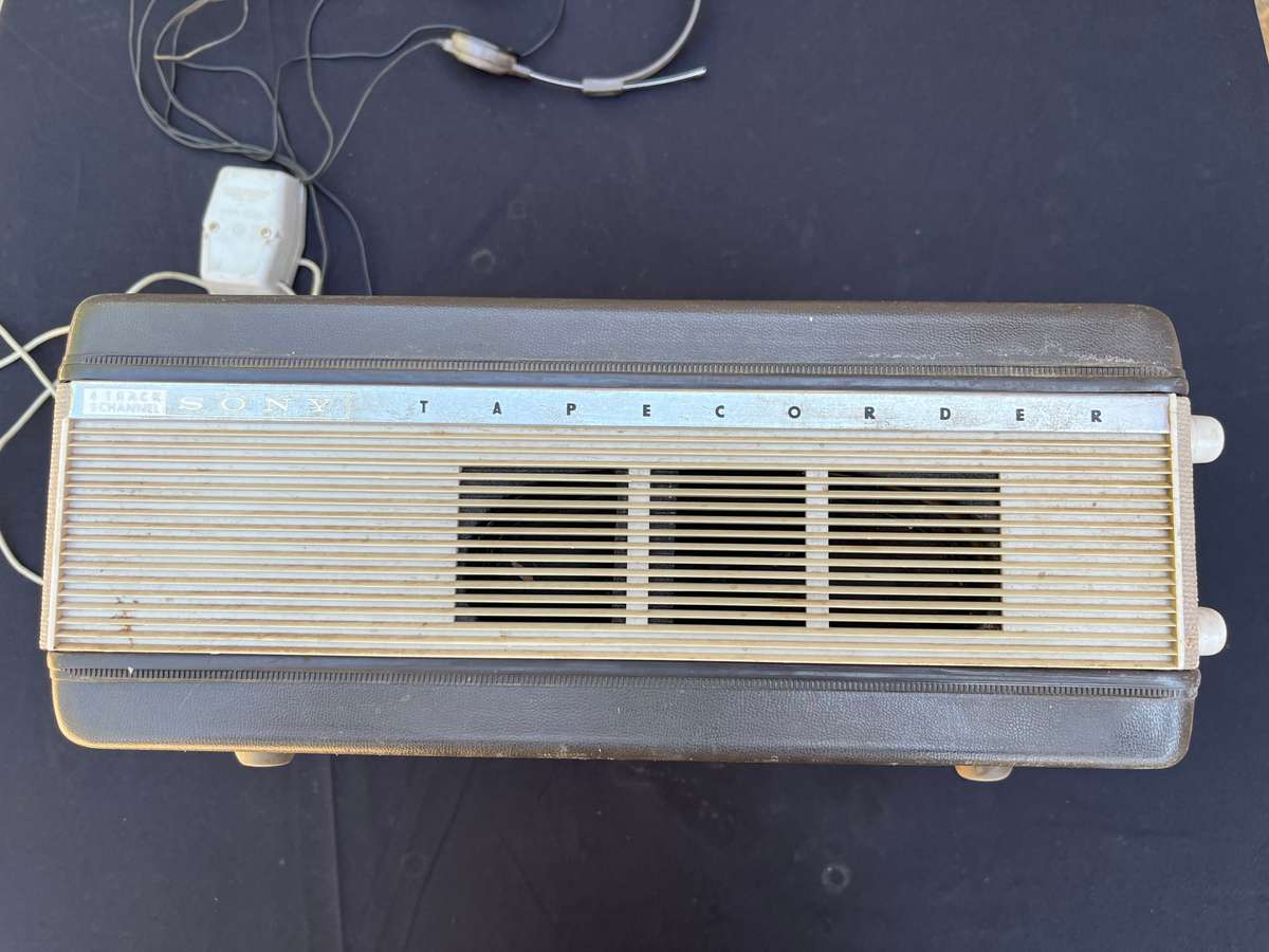 Vintage SONY TAPECORDER with headset. NOT TESTED. Weigh 11.5 kg.
