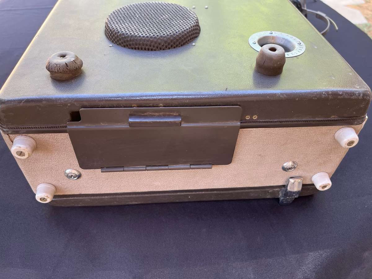 Vintage SONY TAPECORDER with headset. NOT TESTED. Weigh 11.5 kg.