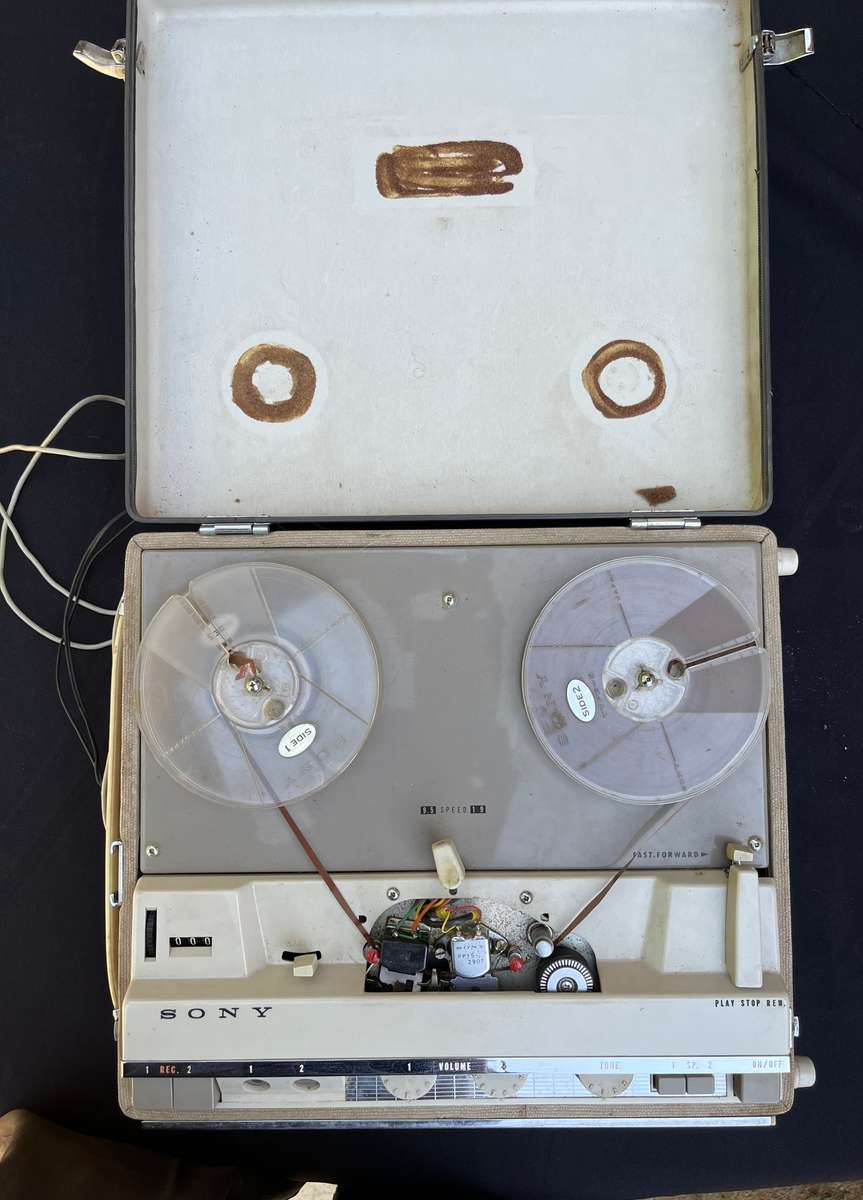 Vintage SONY TAPECORDER with headset. NOT TESTED. Weigh 11.5 kg.