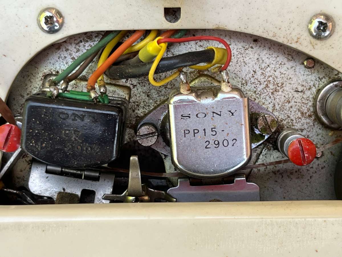 Vintage SONY TAPECORDER with headset. NOT TESTED. Weigh 11.5 kg.