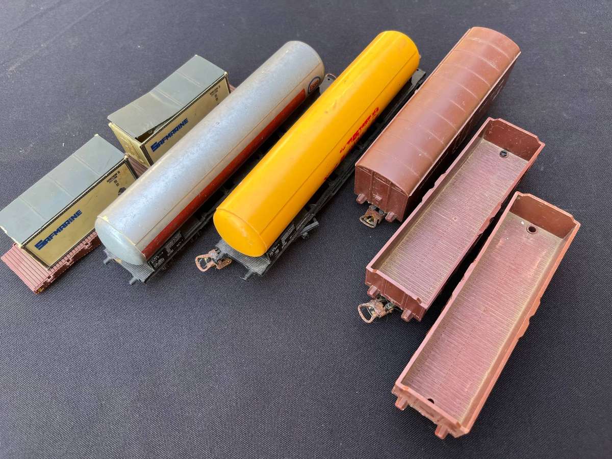 LIMA Model train trucks