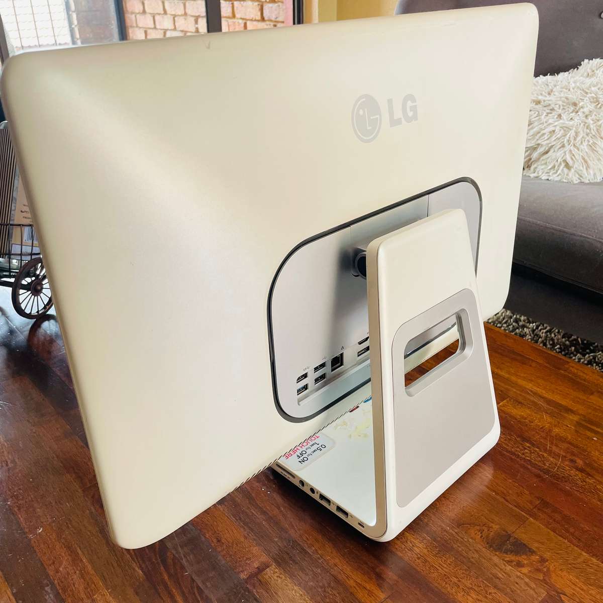 LG v30 i5 2.4 GHZ 4 Gig RAM , 500 Gig HDD, all in one 24 touchscreen PC_ (( Read Description))