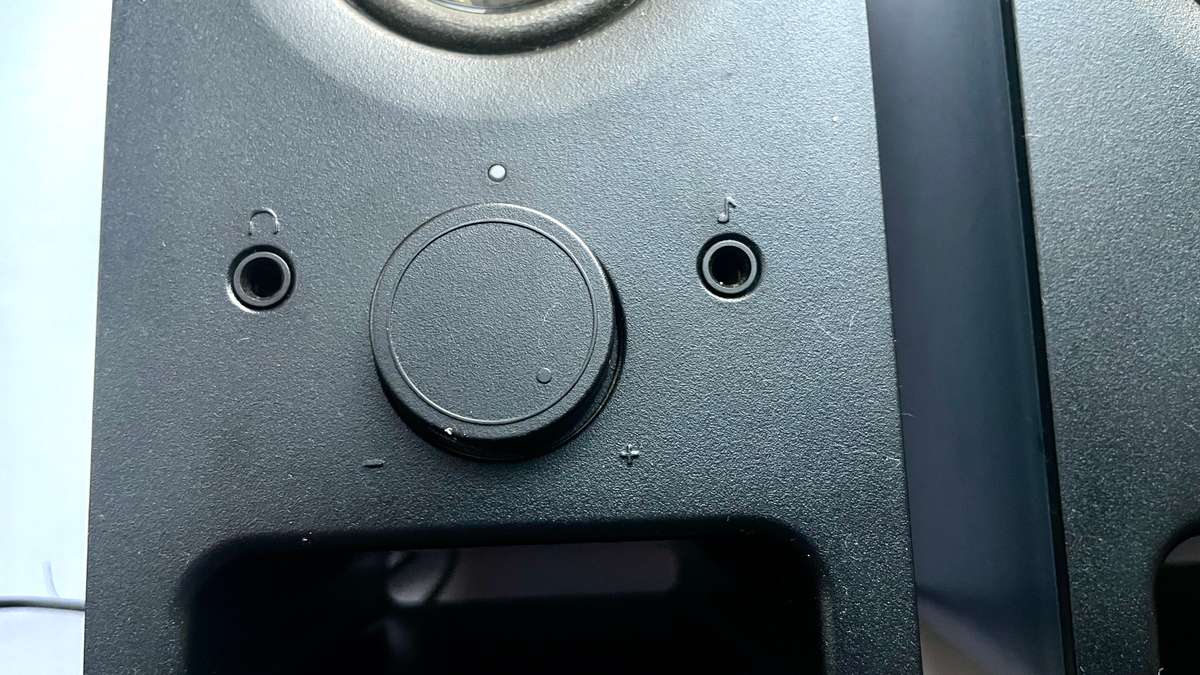 Logitech Z150 Compact Multimedia Stereo Speakers, Integrated Controls,6W ( Great condition )