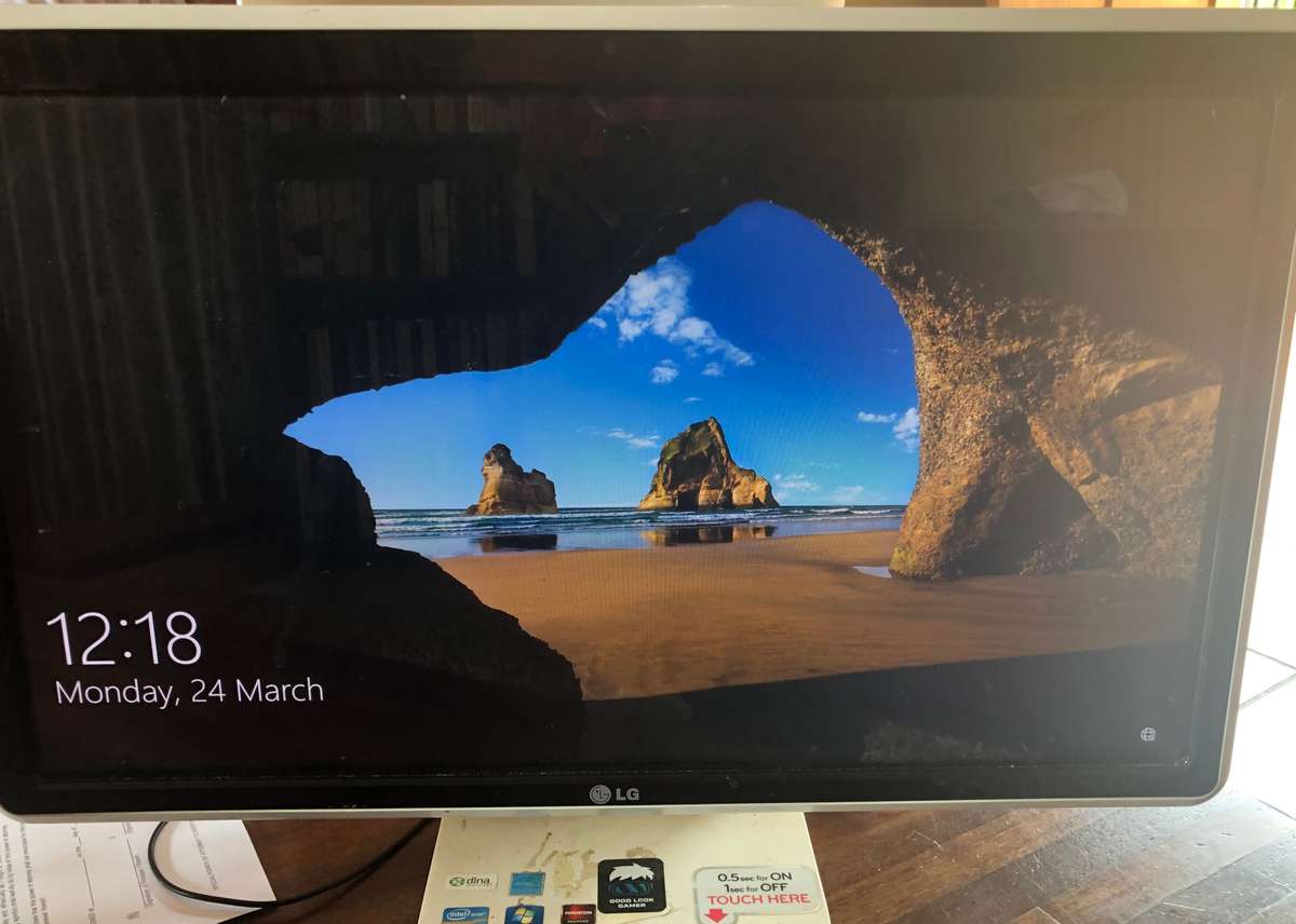 LG v30 i5 2.4 GHZ 4 Gig RAM , 500 Gig HDD, all in one 24 touchscreen PC_ (( Read Description))