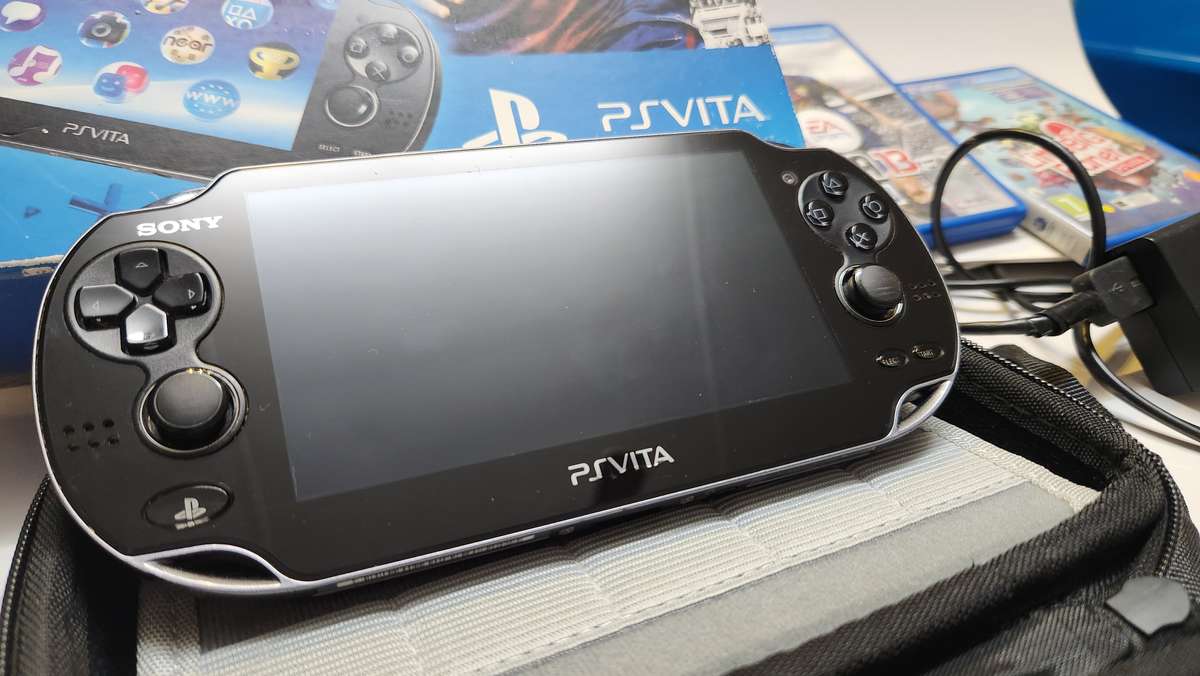 PlayStation Vita (PCH-1004) - FIFA 13 Bundle with Little Big Planet