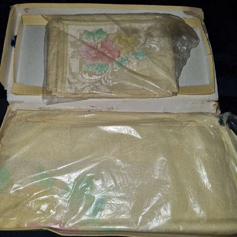 Vintage Damask Superior Quality Tablecloth with 8 matching napkins