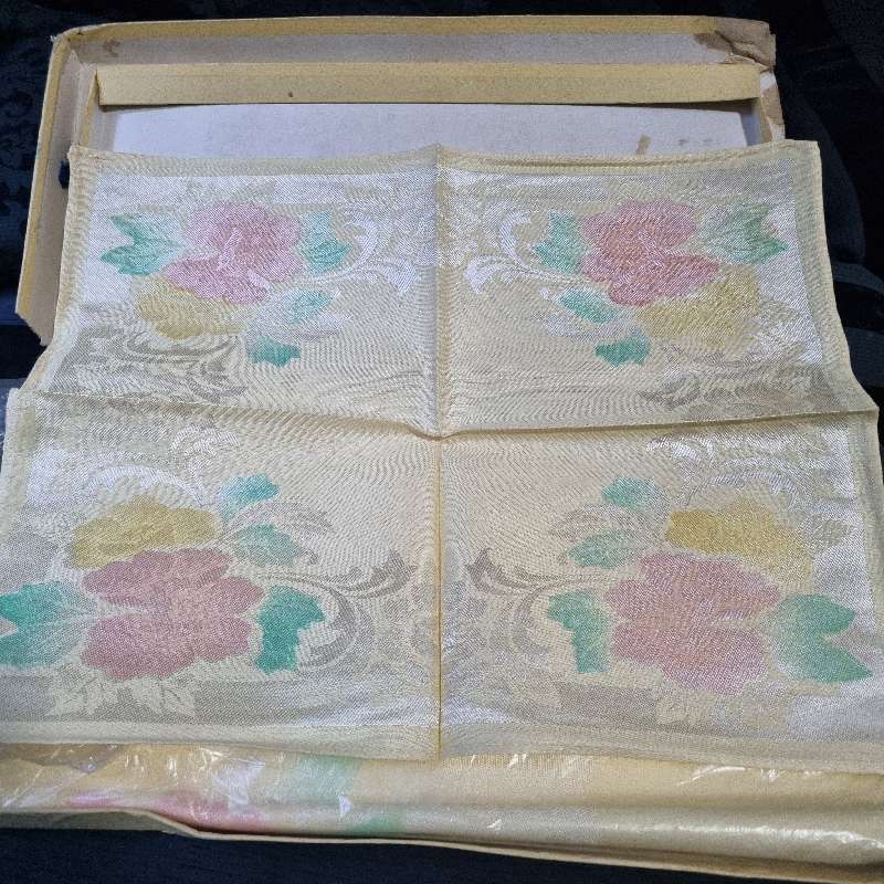 Vintage Damask Superior Quality Tablecloth with 8 matching napkins