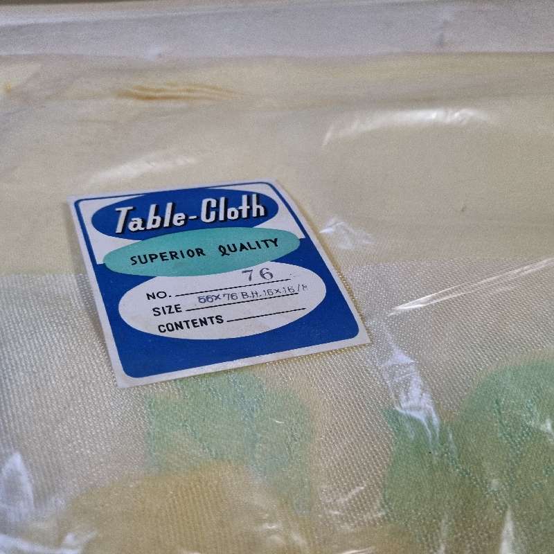 Vintage Damask Superior Quality Tablecloth with 8 matching napkins