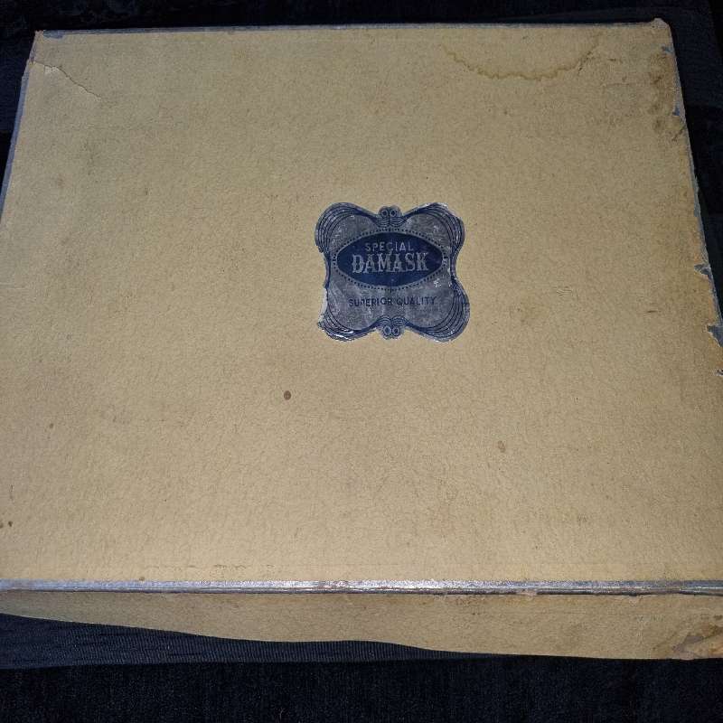 Vintage Damask Superior Quality Tablecloth with 8 matching napkins