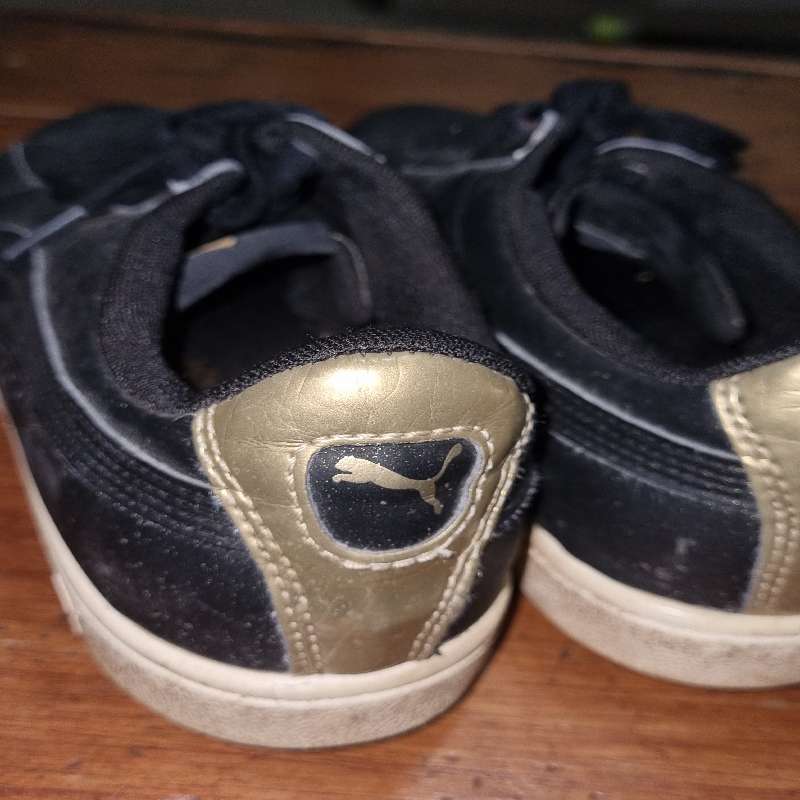 Puma Gold and Black sneakers - Size 6