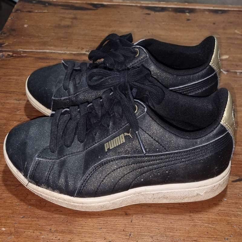 Puma Gold and Black sneakers - Size 6
