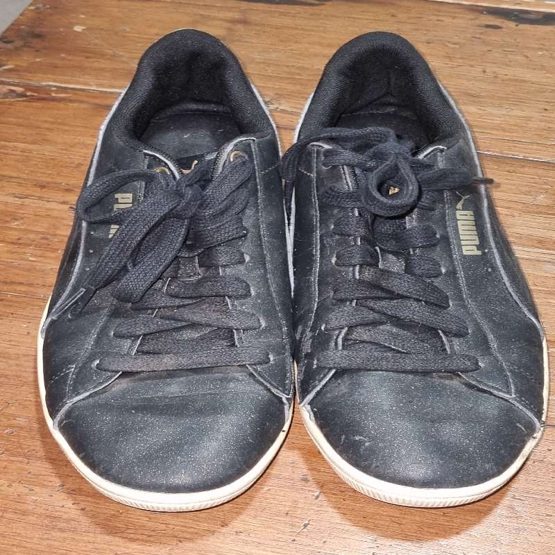 Puma Gold and Black sneakers - Size 6