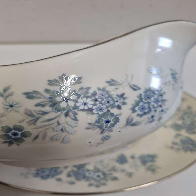 Royal Doulton - The Romance Collection - Sauce Jug and Saucer