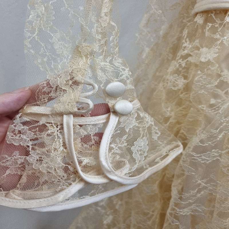 Beautiful Vintage Wedding Dress with lace veil and matching lace jacket - Size Small