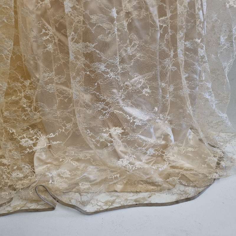 Beautiful Vintage Wedding Dress with lace veil and matching lace jacket - Size Small